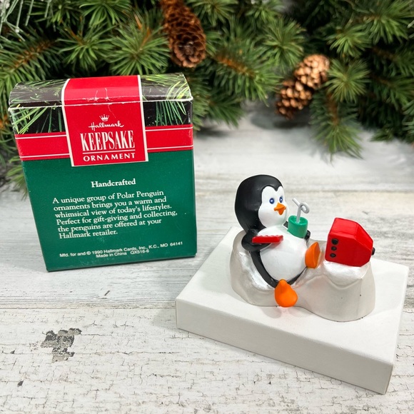 ⭐️ 4/$25 Vintage Hallmark Polar TV Christmas Ornament 1990 Penguin Television - Picture 10 of 10